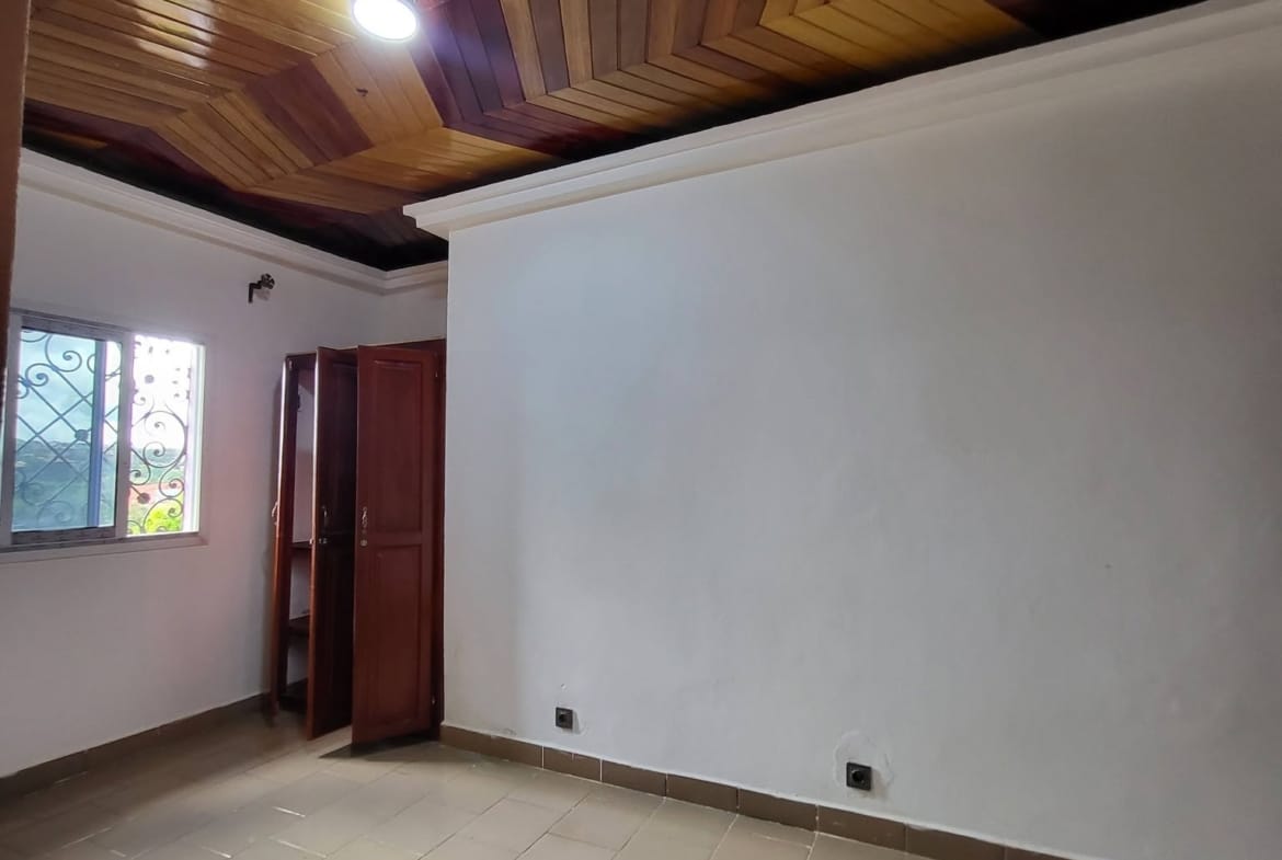 Studio moderne avec forage à louer à Damas Diderot, Yaoundé