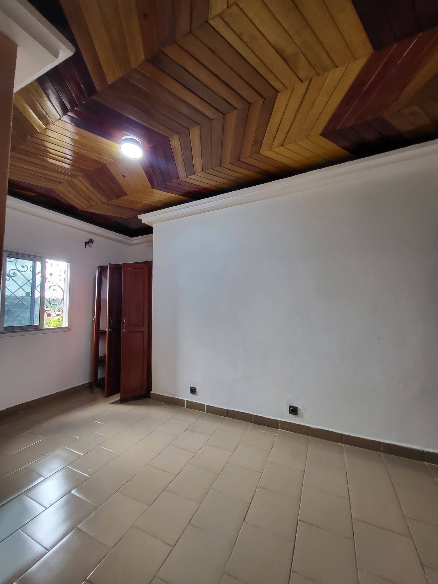 Studio moderne avec forage à louer à Damas Diderot, Yaoundé