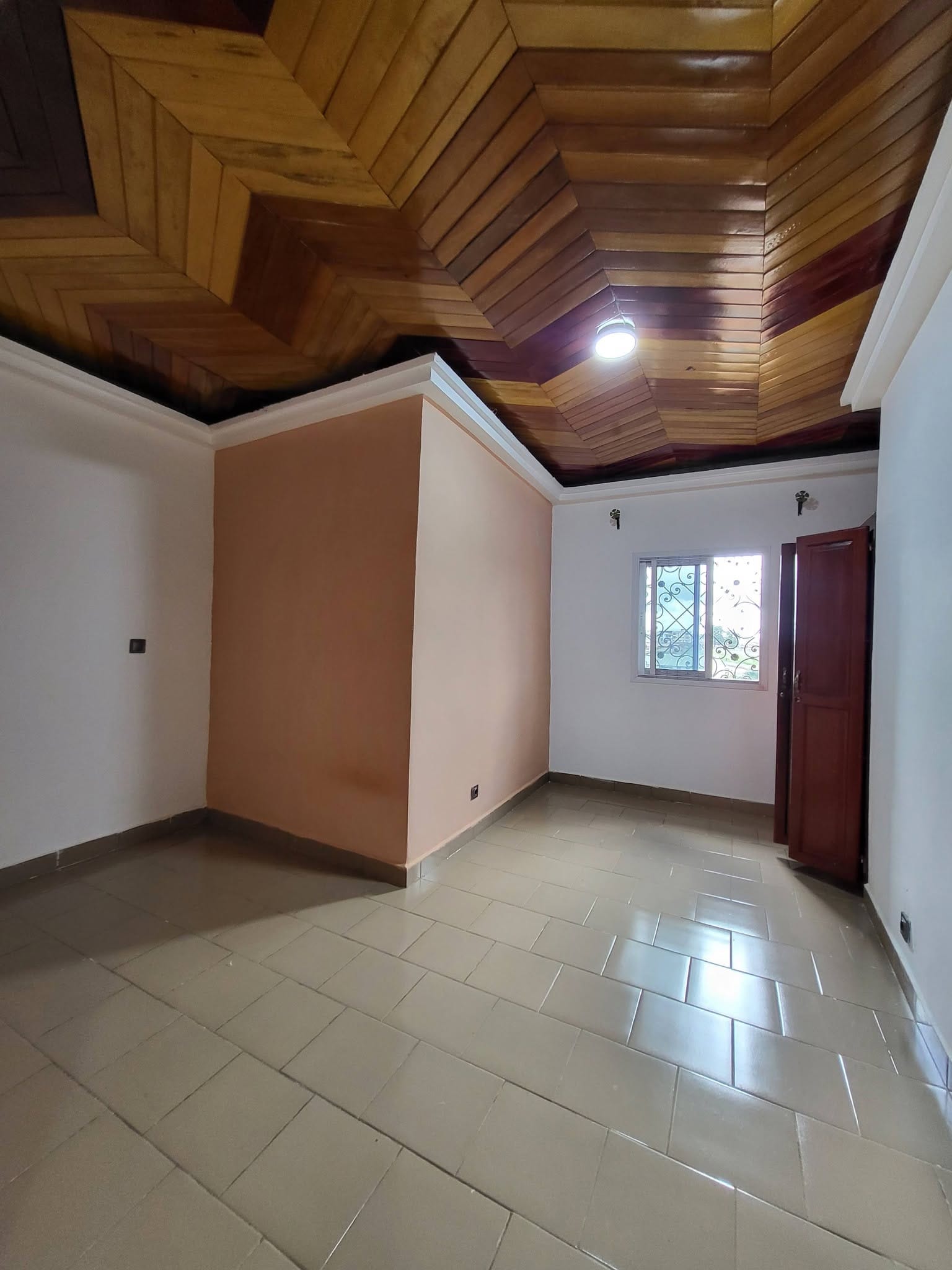 Studio moderne avec forage à louer à Damas Diderot, Yaoundé