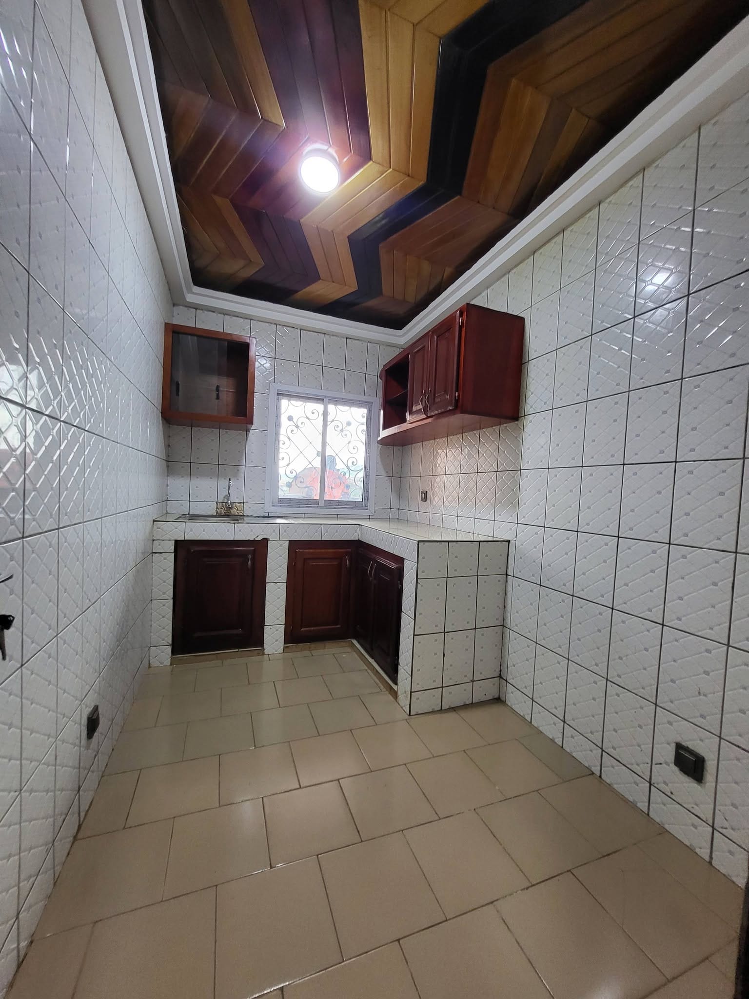 Studio moderne avec forage à louer à Damas Diderot, Yaoundé