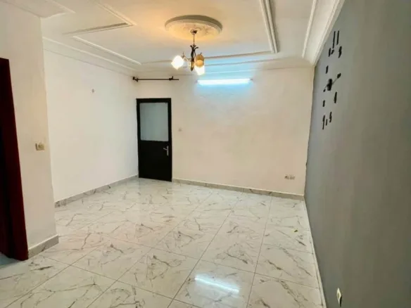 Joli studio moderne avec eau chaude à louer, Yaoundé Nsimeyong