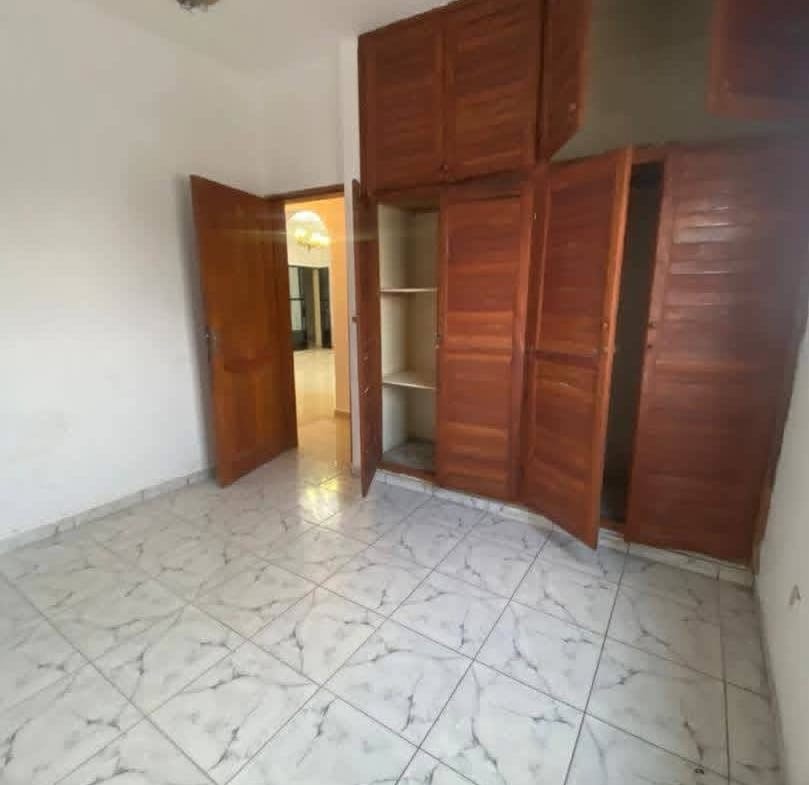 Appartement 2 chambres et parking à louer à Akwa