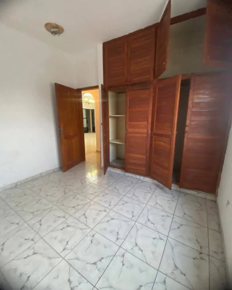 Appartement 2 chambres et parking à louer à Akwa