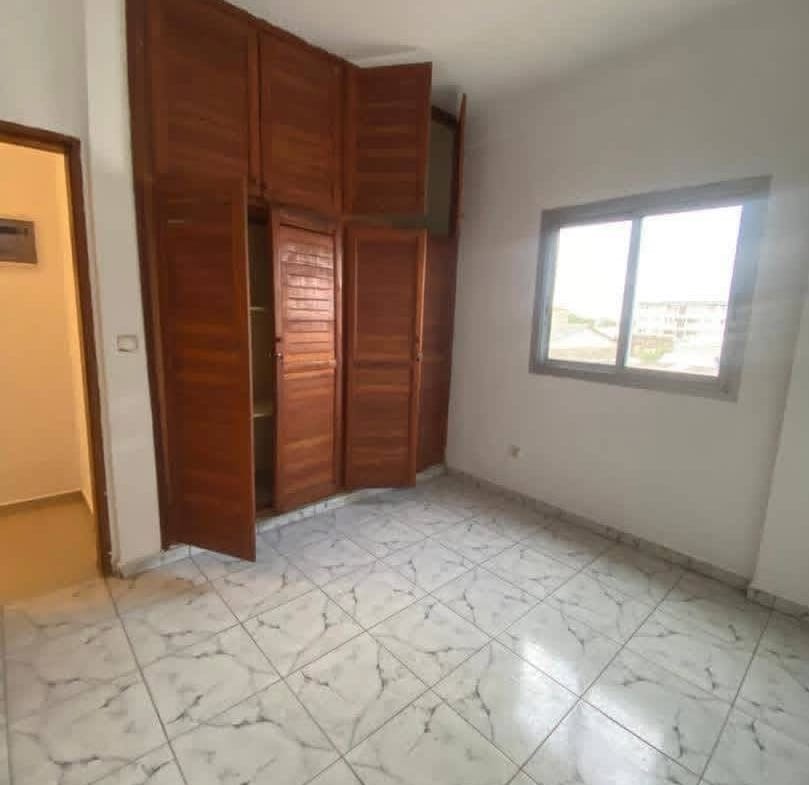 Appartement 2 chambres et parking à louer à Akwa