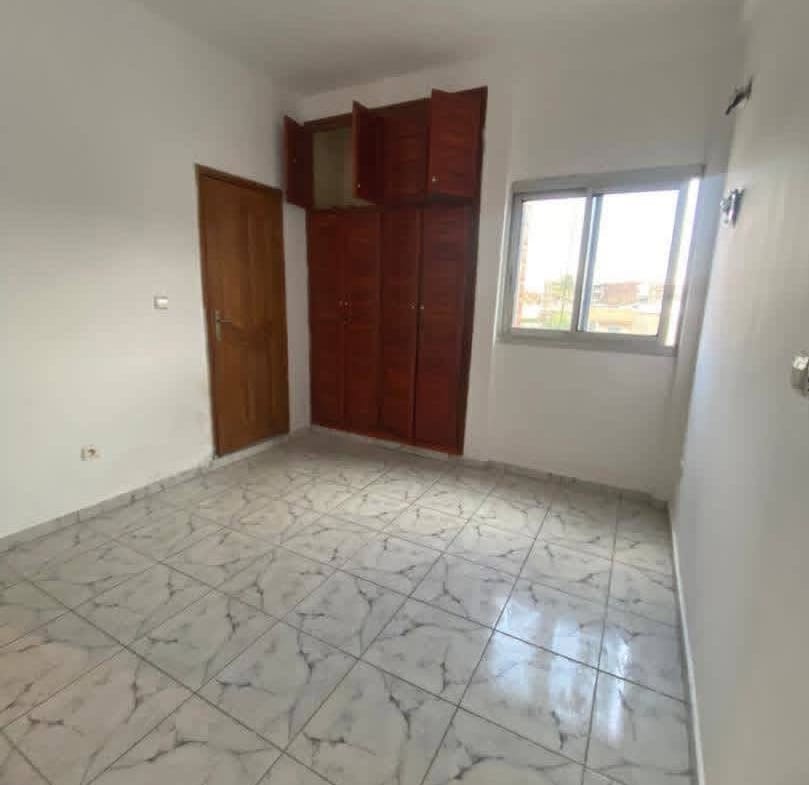 Appartement 2 chambres et parking à louer à Akwa