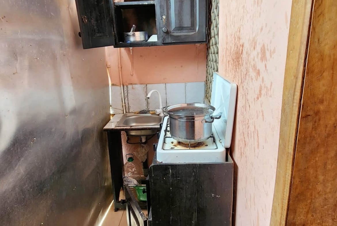 Chambre meubée située à Biyem-Assi Carrefour Scalom