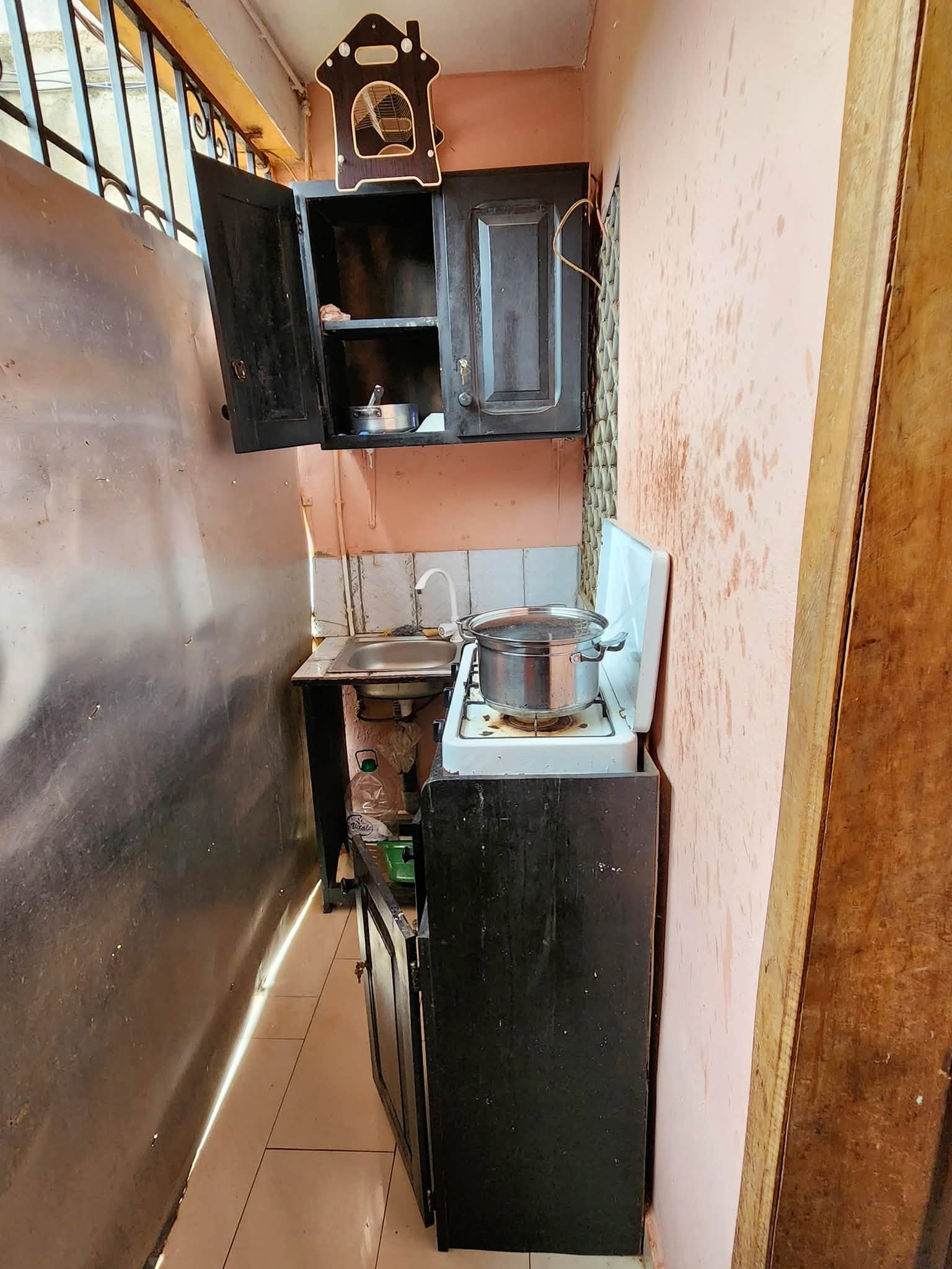 Chambre meubée située à Biyem-Assi Carrefour Scalom