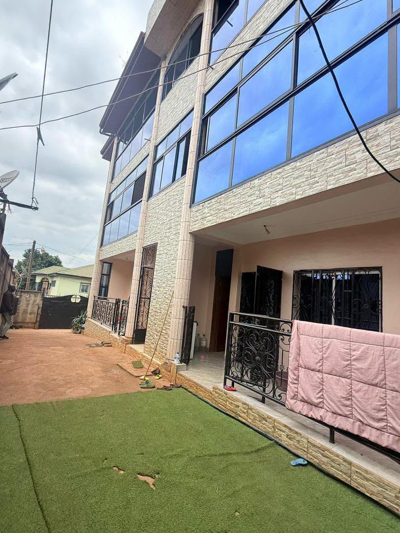 Appartement haut standing 3 chambres à louer à Fougerolles, Yaoundé