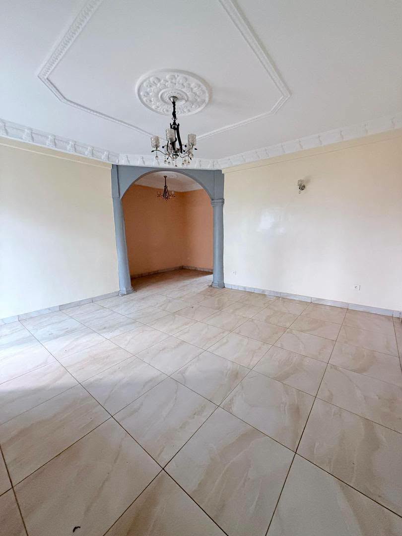 Appartement haut standing 3 chambres à louer à Fougerolles, Yaoundé