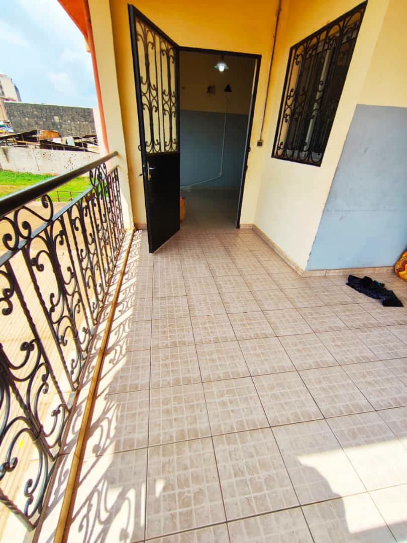 Appartement 2 chambres à louer à Ngoussou descente Éleveur