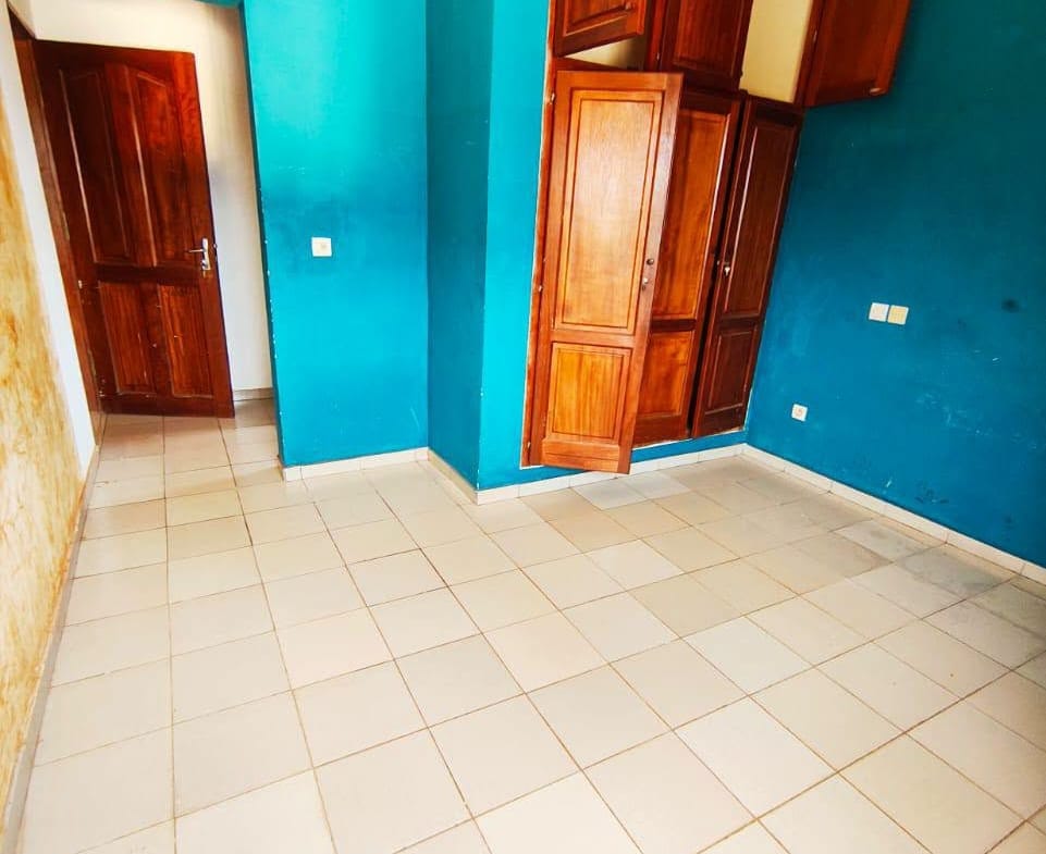 Appartement 2 chambres à louer à Ngoussou descente Éleveur