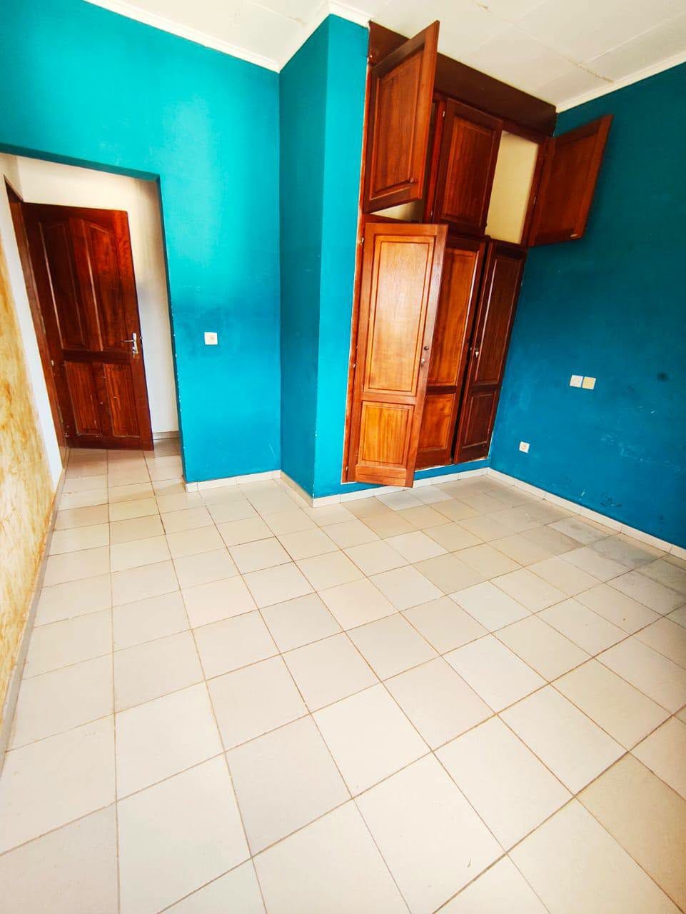 Appartement 2 chambres à louer à Ngoussou descente Éleveur