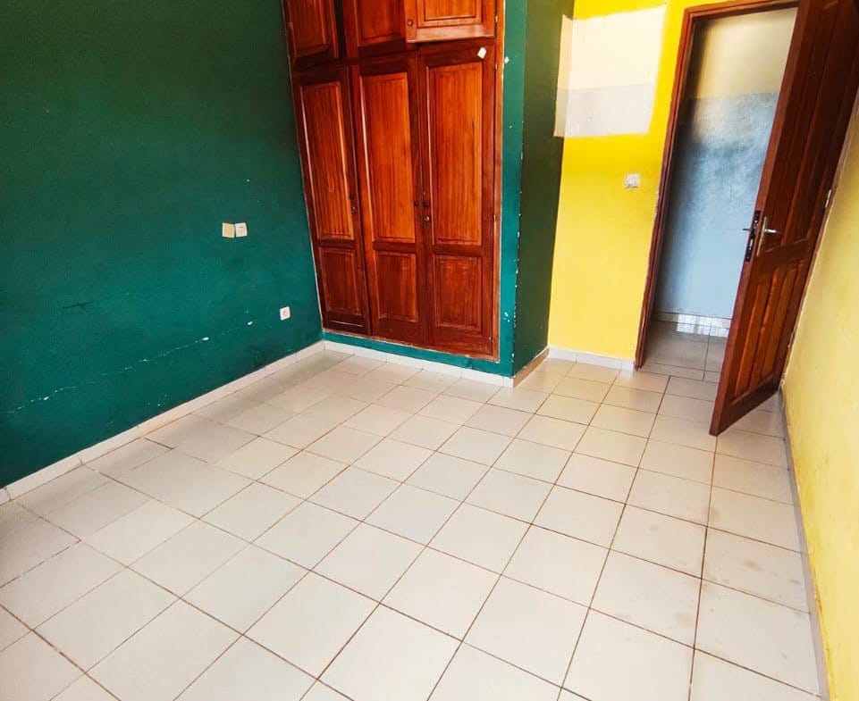 Appartement 2 chambres à louer à Ngoussou descente Éleveur