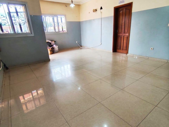 Appartement 2 chambres à louer à Ngoussou descente Éleveur