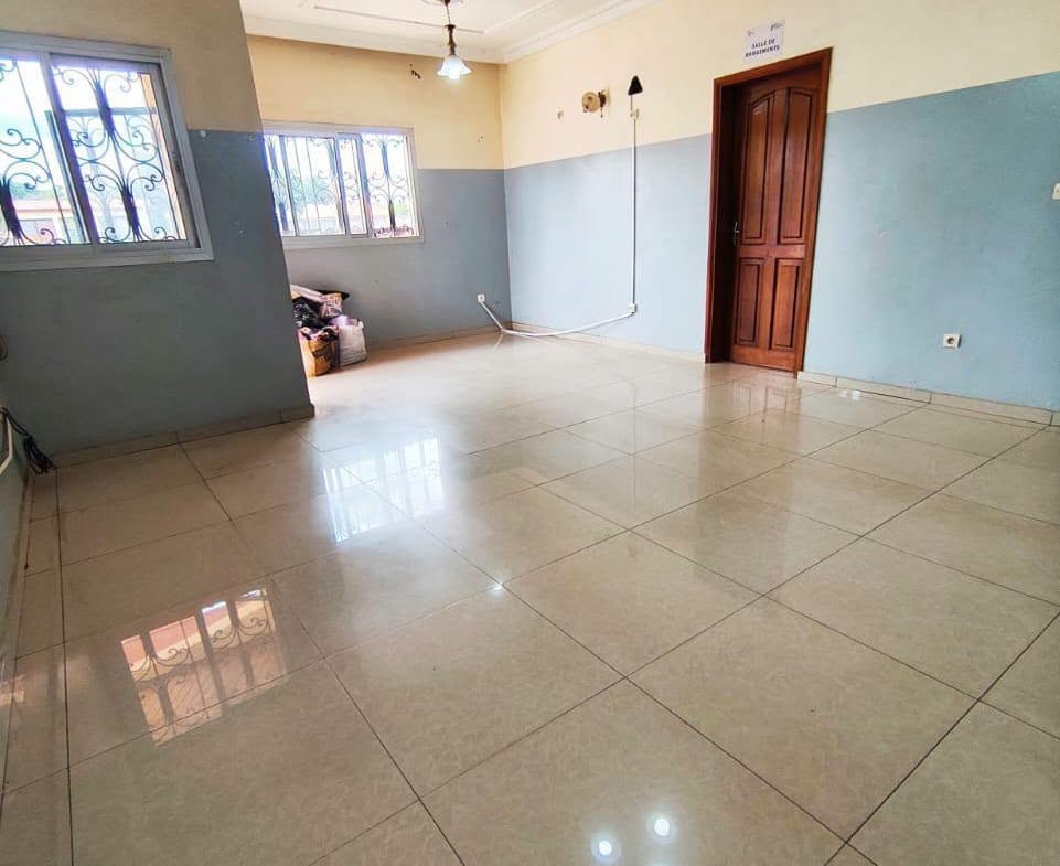 Appartement 2 chambres à louer à Ngoussou descente Éleveur