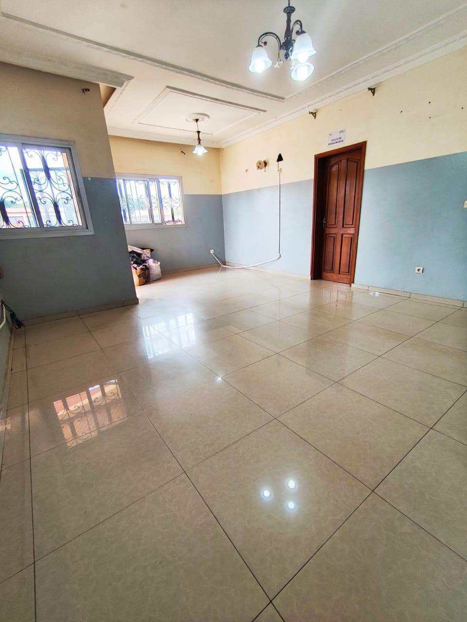 44872- Appartement 2 chambres à louer à Ngoussou descente Éleveur