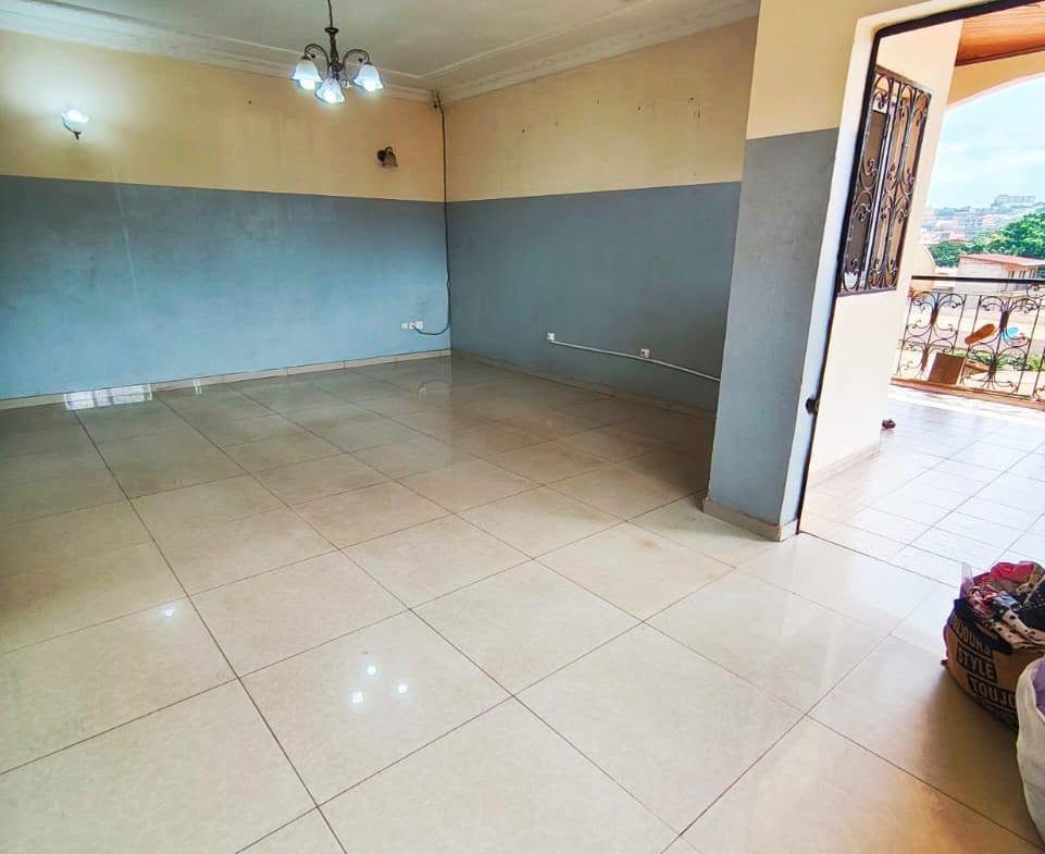 Appartement 2 chambres à louer à Ngoussou descente Éleveur