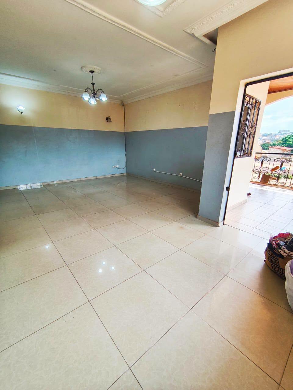 Appartement 2 chambres à louer à Ngoussou descente Éleveur
