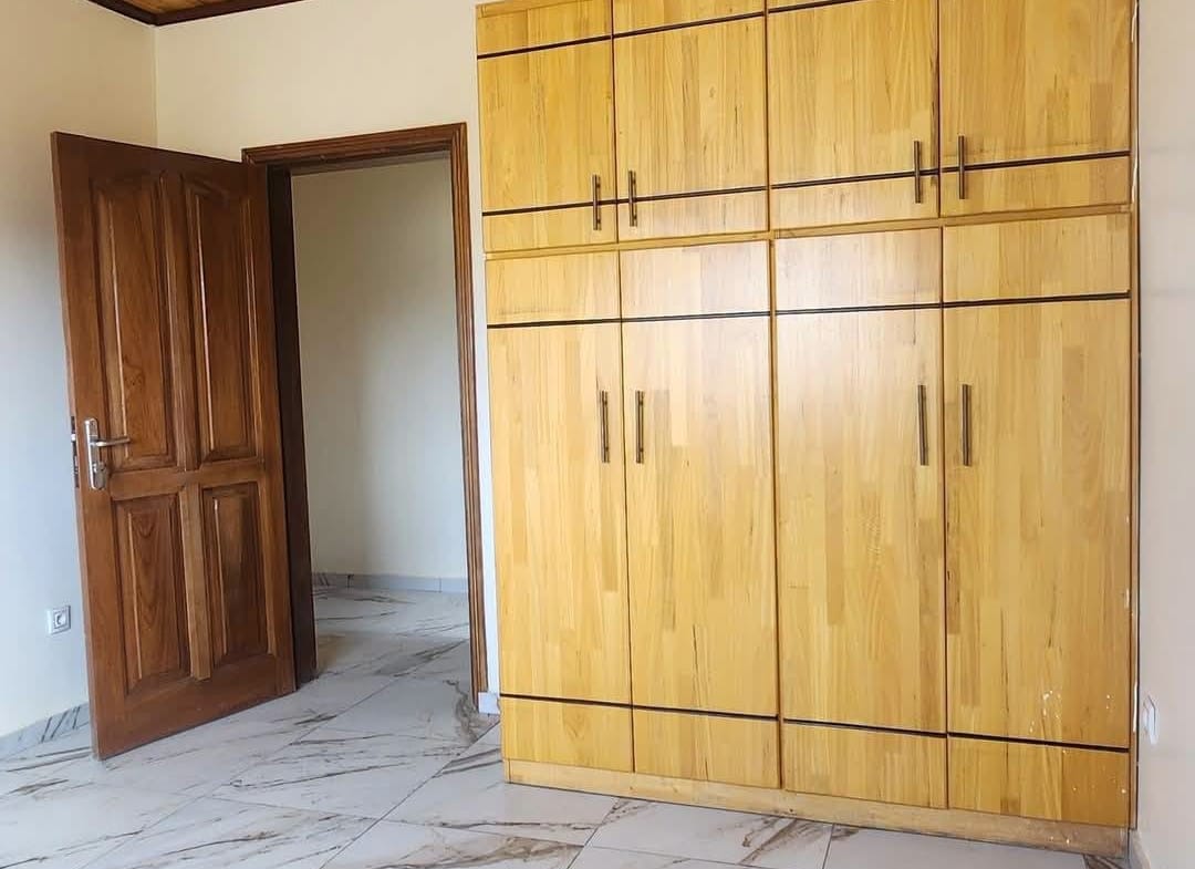 Appartement climatisé et groupe électrogène à louer à Odza
