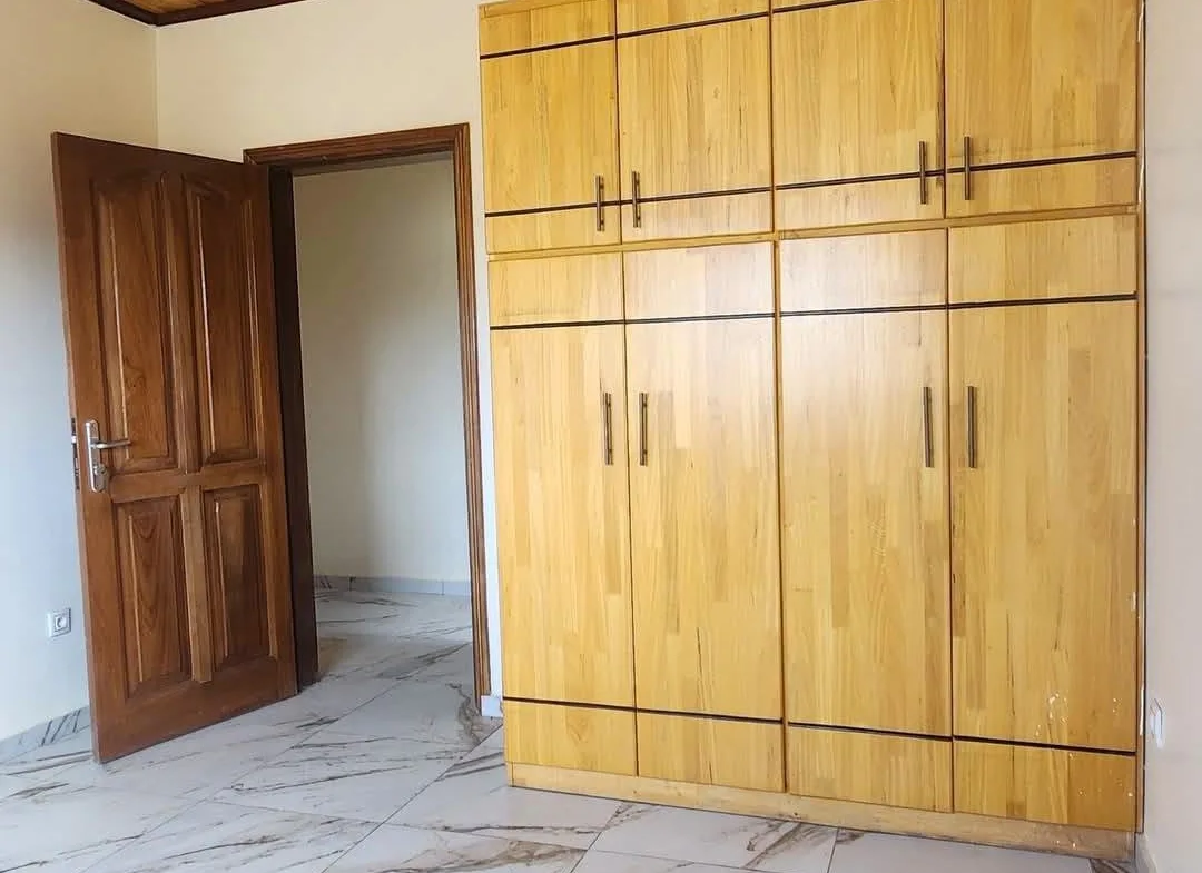 Appartement climatisé et groupe électrogène à louer à Odza