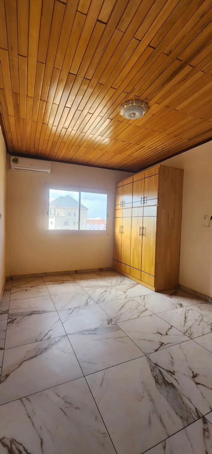 Appartement climatisé et groupe électrogène à louer à Odza