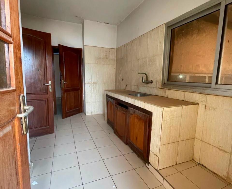 Grand appartement moderne 3 chambres à louer à Yaoundé Omnisport