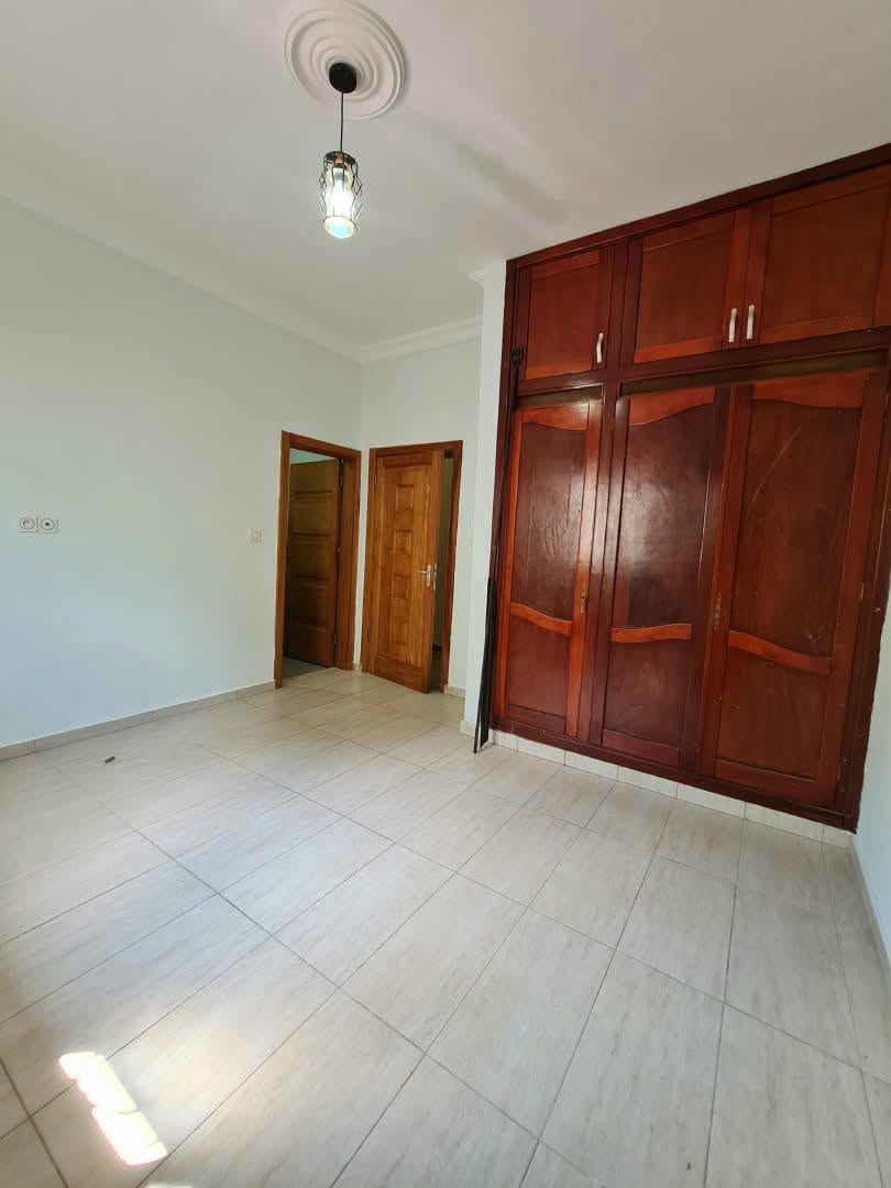 APPARTEMENT À LOUER À YAOUNDÉ SANTA BARBARA 270000 FCFA/MOIS