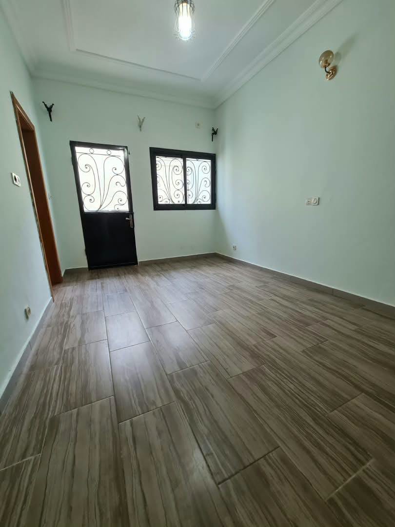 APPARTEMENT À LOUER À YAOUNDÉ SANTA BARBARA 270000 FCFA/MOIS
