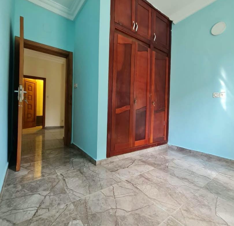 Appartement standing climatisé 3 chambres Yaoundé Santa Barbara