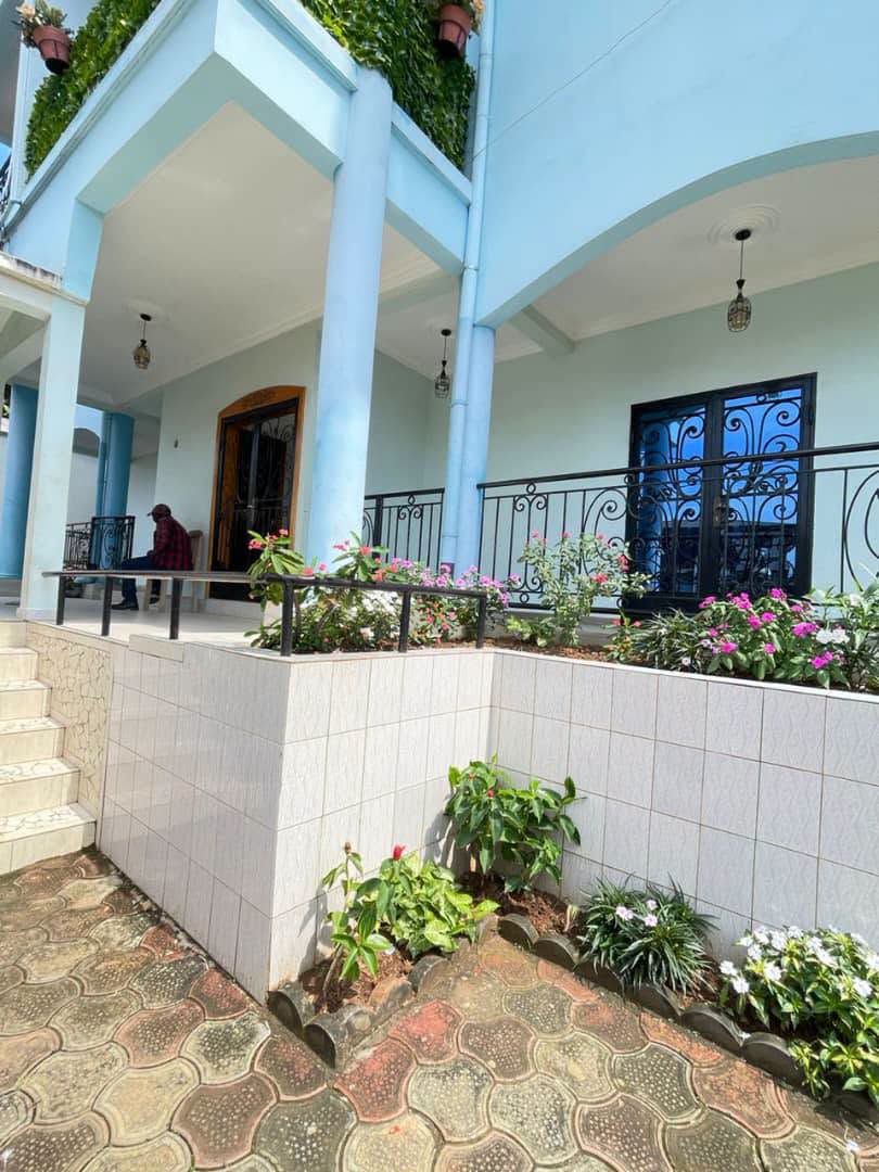APPARTEMENT À LOUER À YAOUNDÉ SANTA BARBARA 270000 FCFA/MOIS
