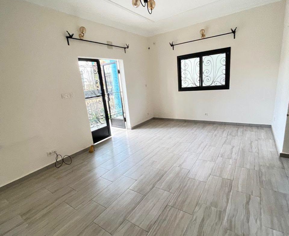 APPARTEMENT À LOUER À YAOUNDÉ SANTA BARBARA 270000 FCFA/MOIS