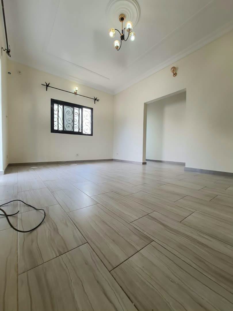 APPARTEMENT À LOUER À YAOUNDÉ SANTA BARBARA 270000 FCFA/MOIS