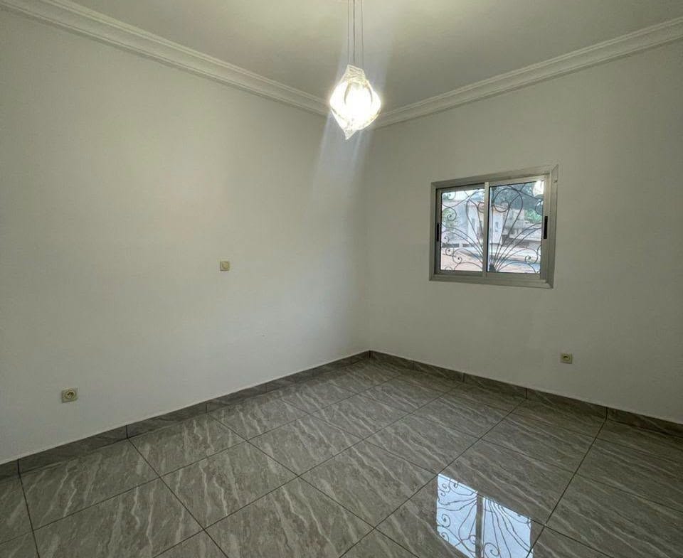 Studio moderne neuf à louer à Titi Garage 100000fcfa