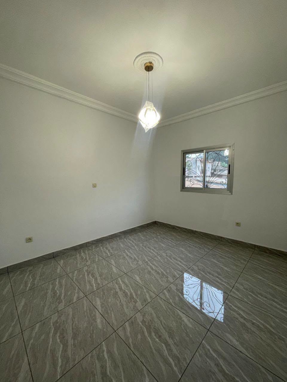 Studio moderne neuf à louer à Titi Garage 100000fcfa