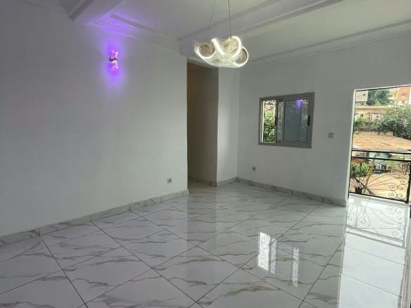 Studio moderne neuf à louer à Titi Garage 100000fcfa