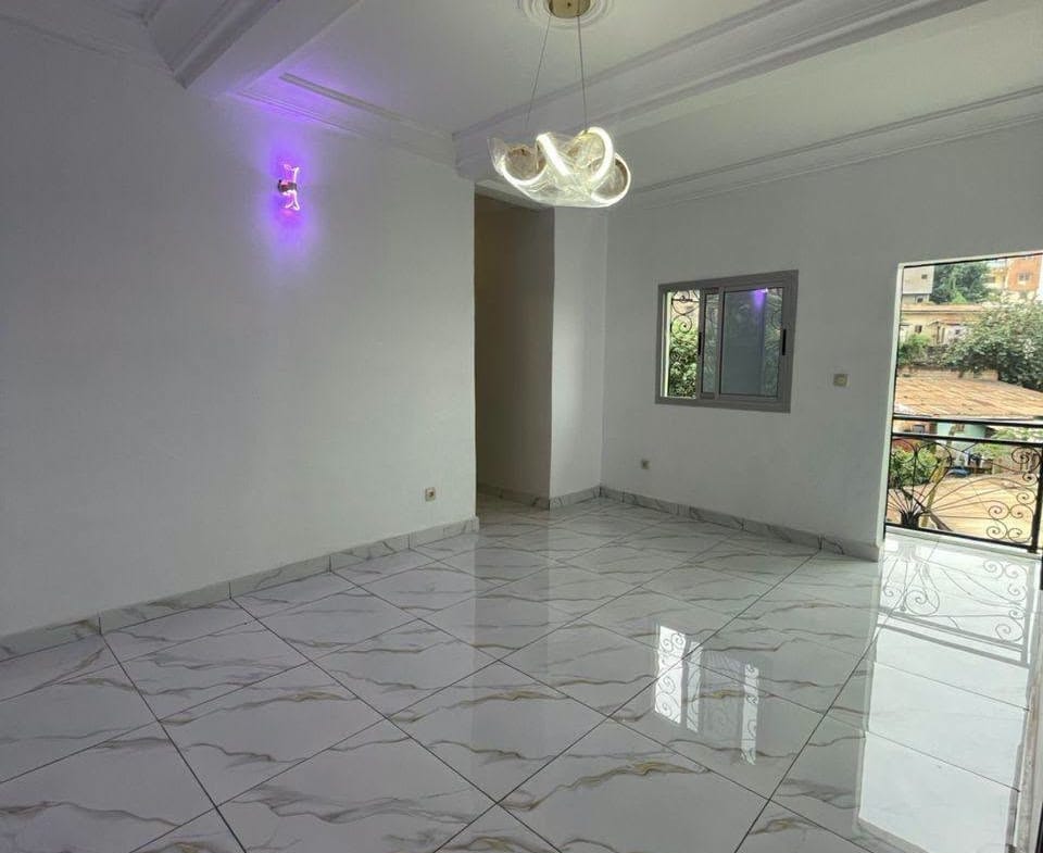 Studio moderne neuf à louer à Titi Garage 100000fcfa