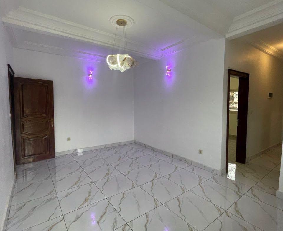 Studio moderne neuf à louer à Titi Garage 100000fcfa