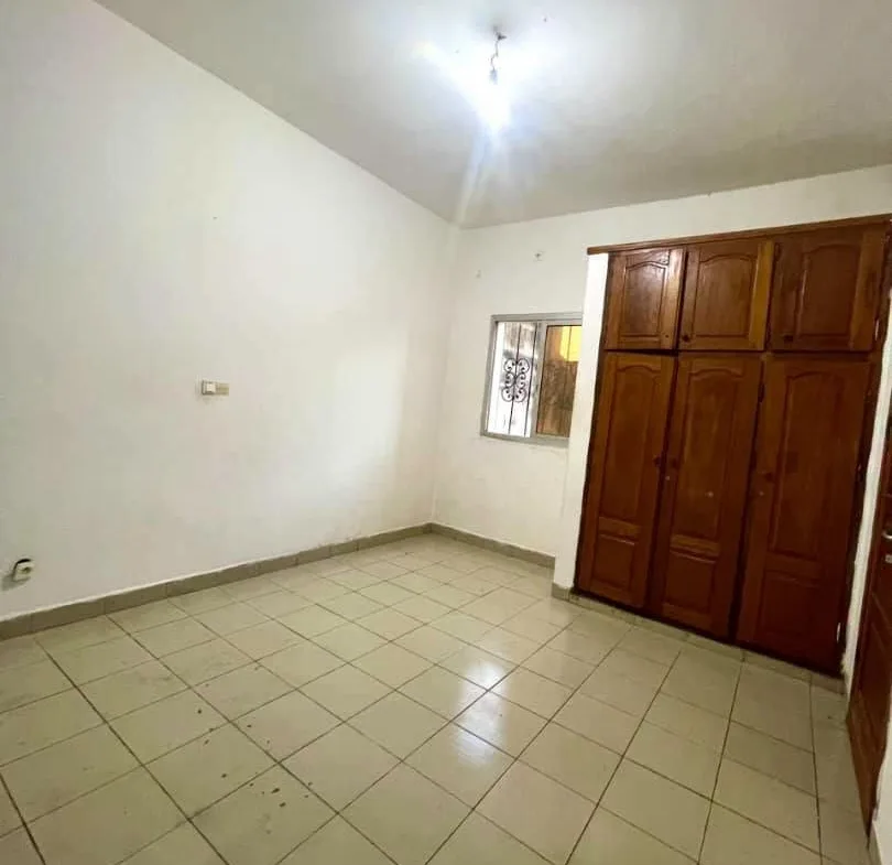 Studio bon standing et lumineux à louer à Yaoundé Titi Garage