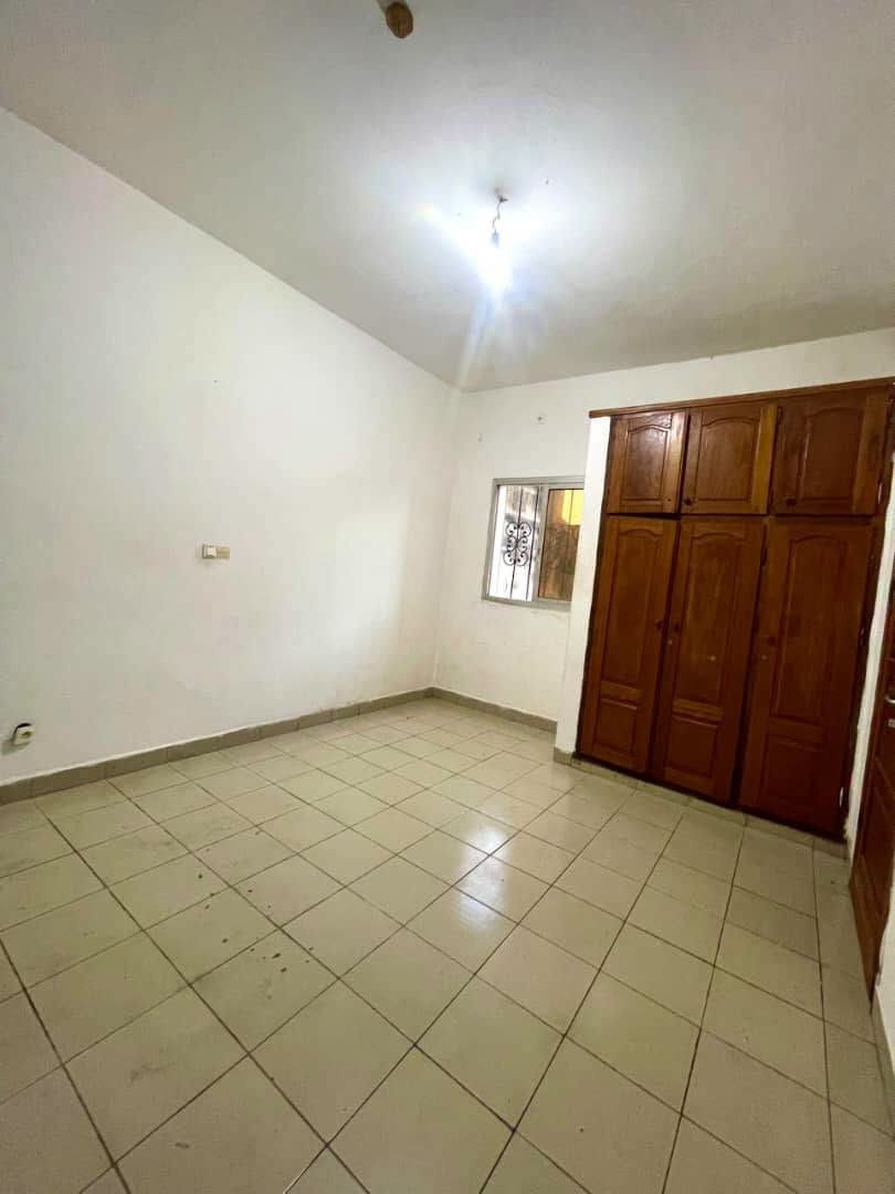 Studio bon standing et lumineux à louer à Yaoundé Titi Garage
