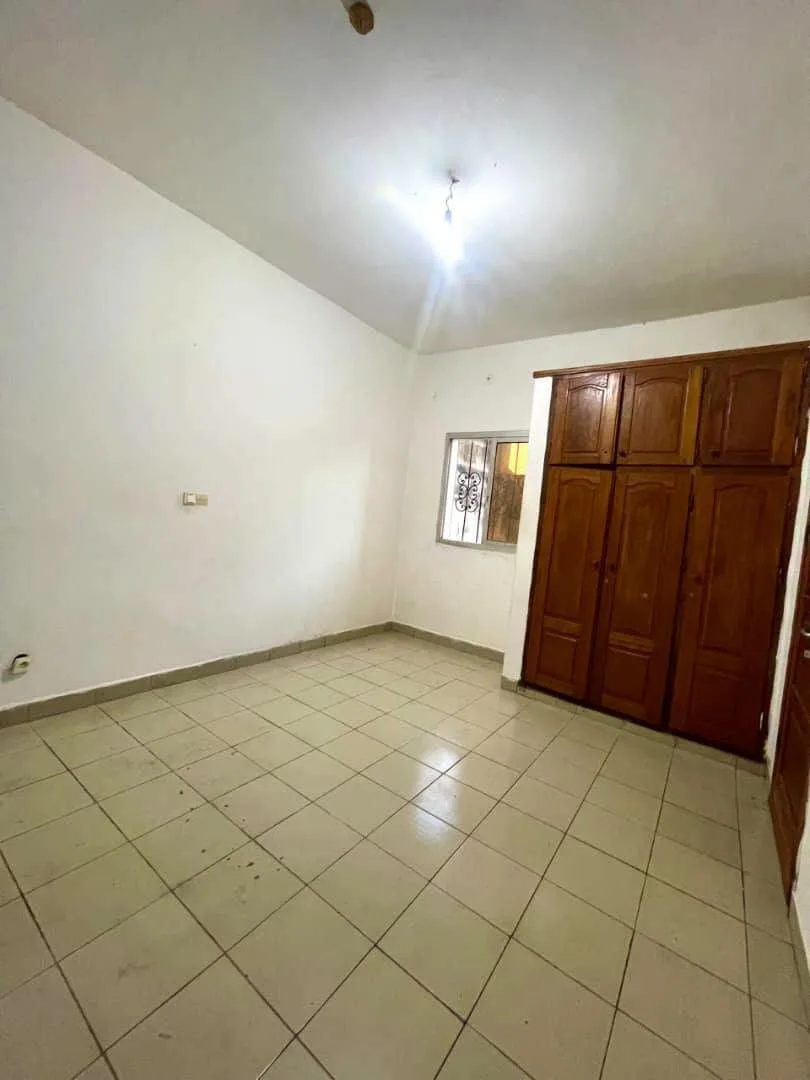 Studio bon standing et lumineux à louer à Yaoundé Titi Garage