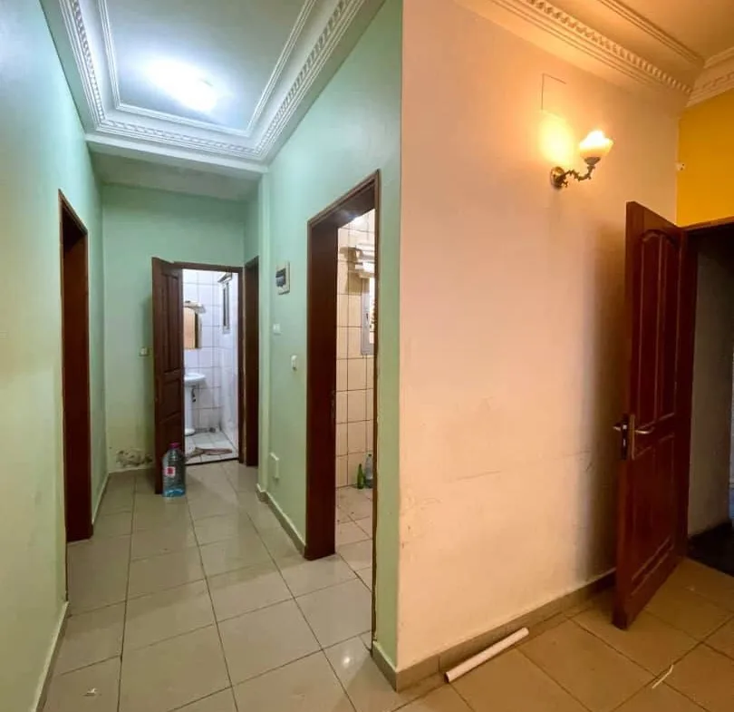 Studio bon standing et lumineux à louer à Yaoundé Titi Garage