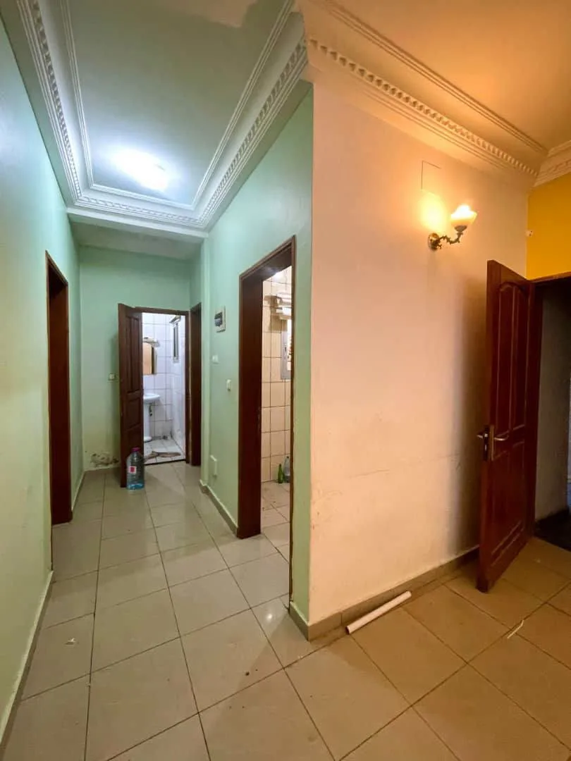 Studio bon standing et lumineux à louer à Yaoundé Titi Garage