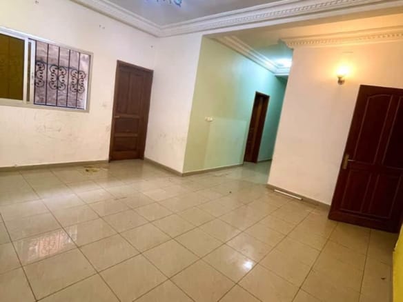 Studio bon standing et lumineux à louer à Yaoundé Titi Garage