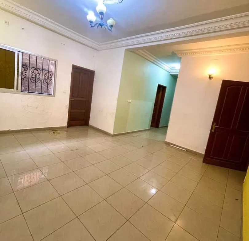 Studio bon standing et lumineux à louer à Yaoundé Titi Garage