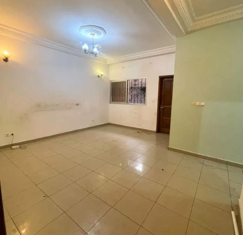 Studio bon standing et lumineux à louer à Yaoundé Titi Garage