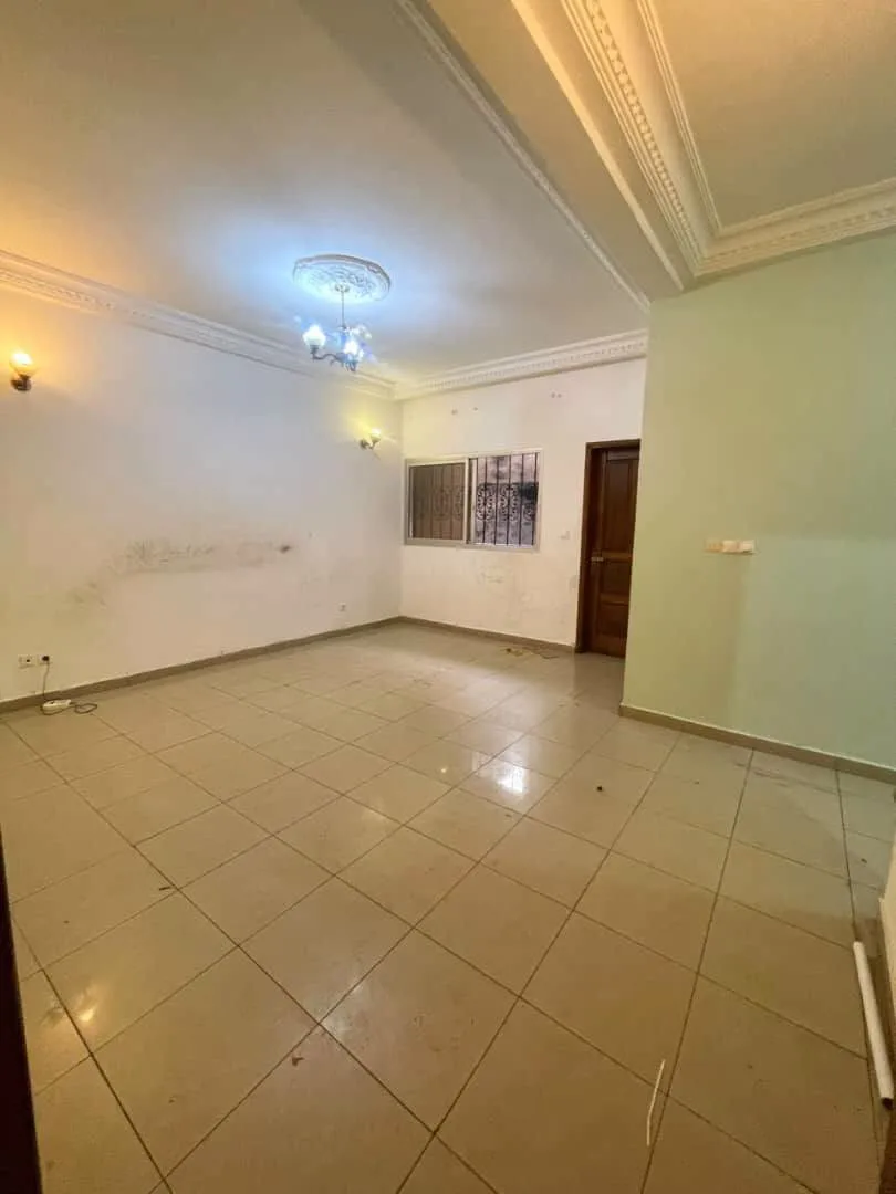 Studio bon standing et lumineux à louer à Yaoundé Titi Garage