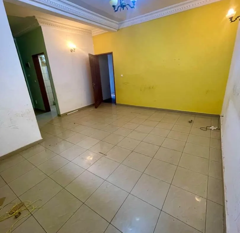 Studio bon standing et lumineux à louer à Yaoundé Titi Garage