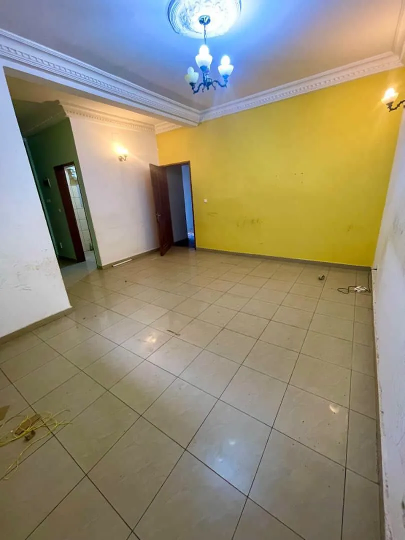 Studio bon standing et lumineux à louer à Yaoundé Titi Garage