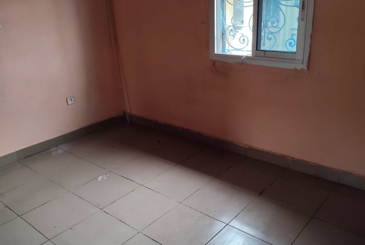 Appartement moderne de 2 chambres à louer à Ebolowa Si2 80000 FCFA