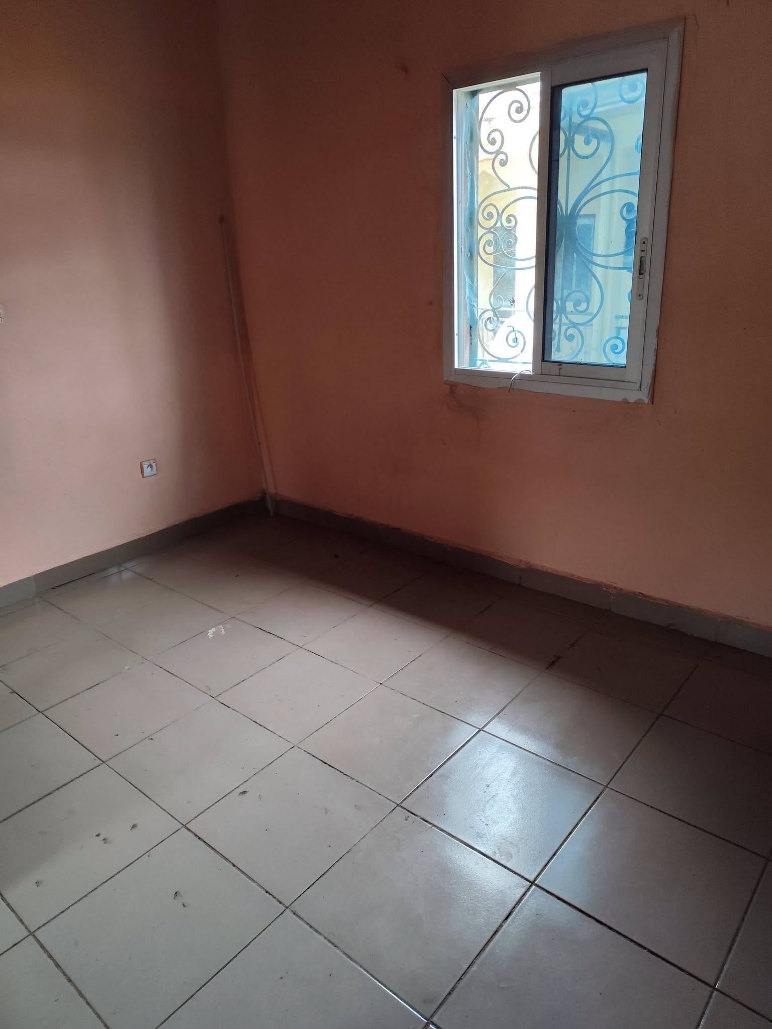 Appartement moderne de 2 chambres à louer à Ebolowa Si2 80000 FCFA